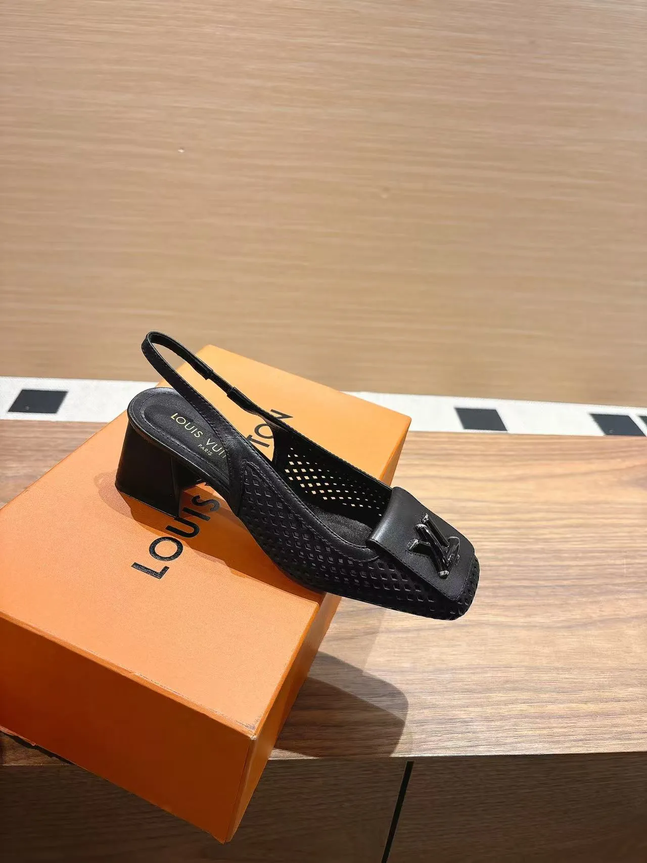 👟👟Ex-factory price 600👟👟 LV Louis Vuitton 25ss top version. Features the latest SHAKE hollow slingback sandals. Hard goods are new. Purchasing level! Full of high-end sense! A popular one among domestic and foreign bloggers. It is retro and fashionable and looks great on the feet! The main model on the official website. Upper: original customized cowhide surface. Lining: imported goatskin lining. ·Outsole: original Italian leather outsole ■Height: 3.5cm5.5cm ·Shoe size: 35-40 (41, 42 customizations are not returnable)